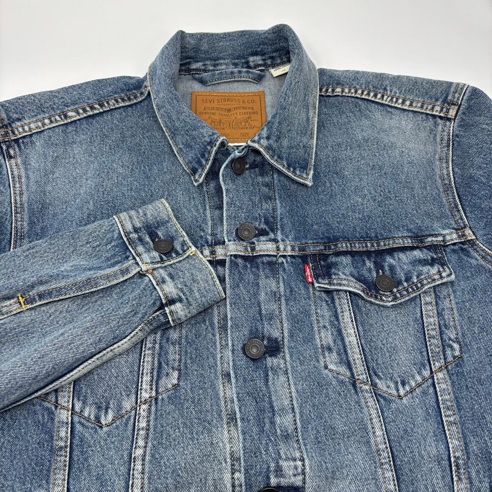 Levi's Large Blue Denim Trucker Premium Button Up Long‎ Sleeve Jacket